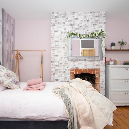 Cosy 3 Bedroom House - Private & Central - Ultra Wifi Кентърбъри Екстериор снимка